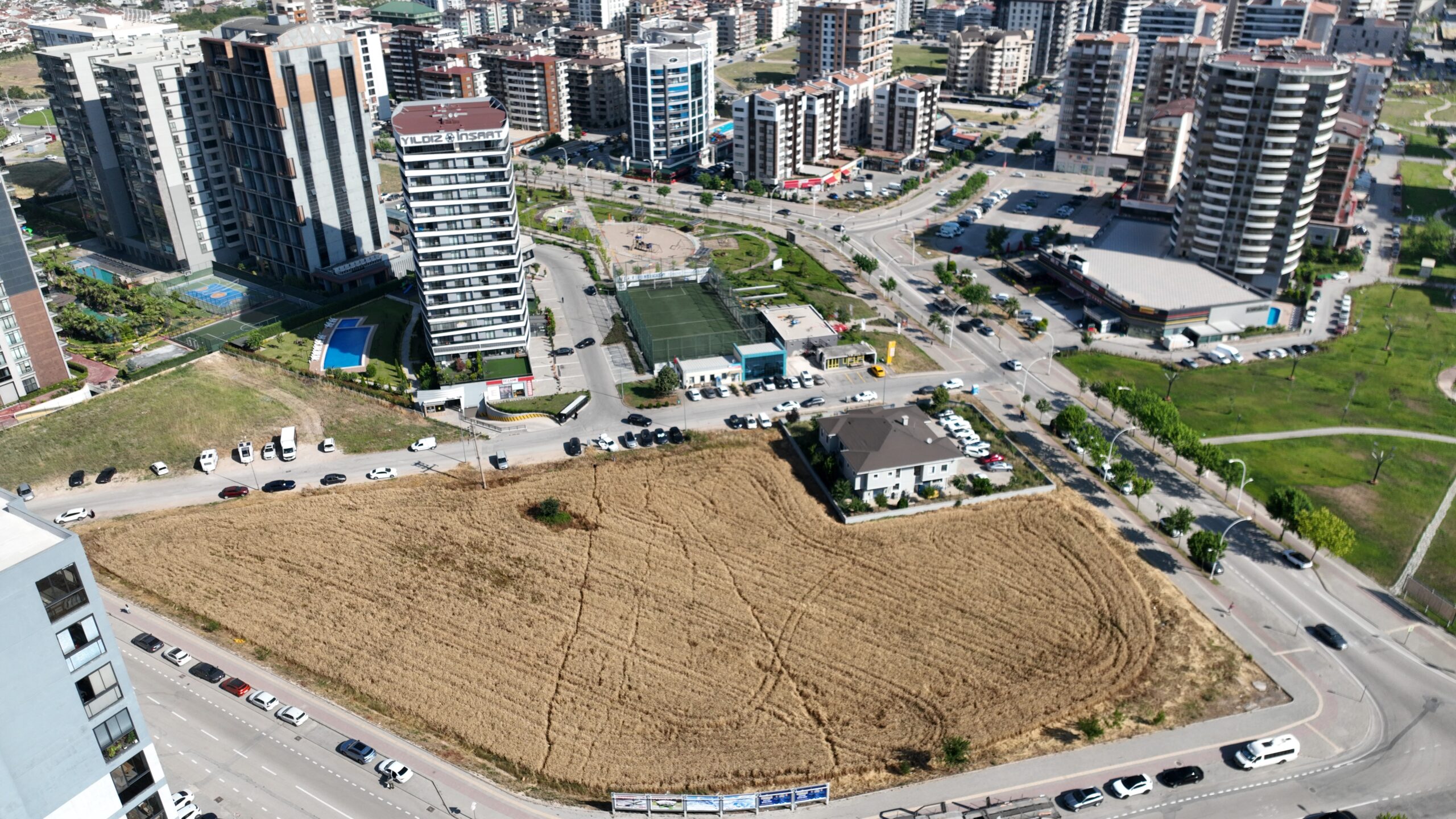 Bursa'nın hızla gelişen ilçesi Nilüfer'de, modern yaşamın ve kentleşmenin simgesi