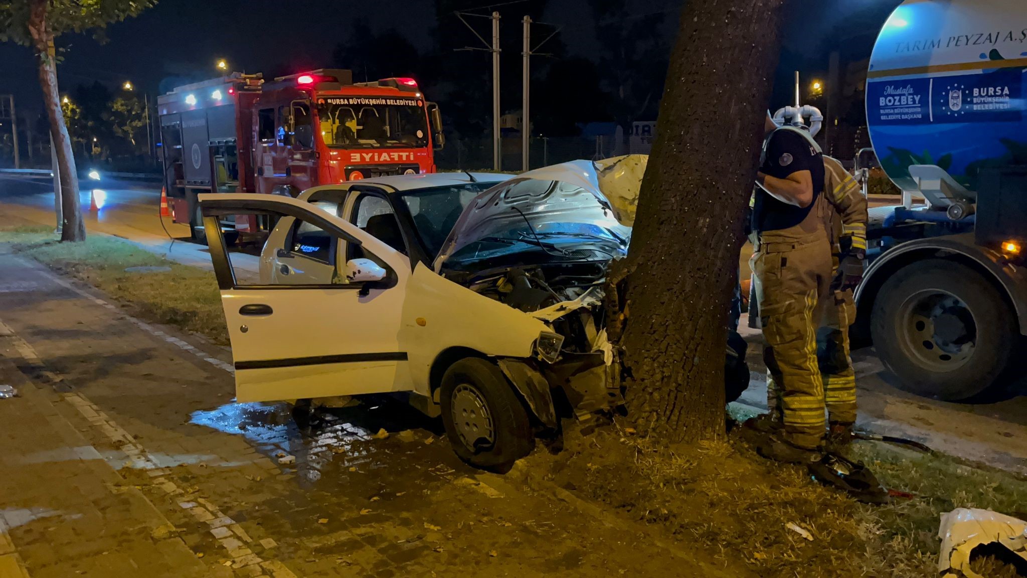 Bursa'da sürücüsünün kontrolünden çıkan otomobil yol kenarında bulunan ağaca çarparak