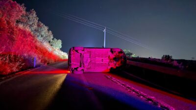 Bursa'nın Gemlik ilçesinde sürücüsünün kontrolünden çıkan otomobil takla attı. Yaşanan
