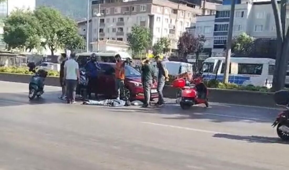 Bursa'da üst geçidi kullanmayarak karşıdan karşıya geçmeye çalışan kadına otomobil