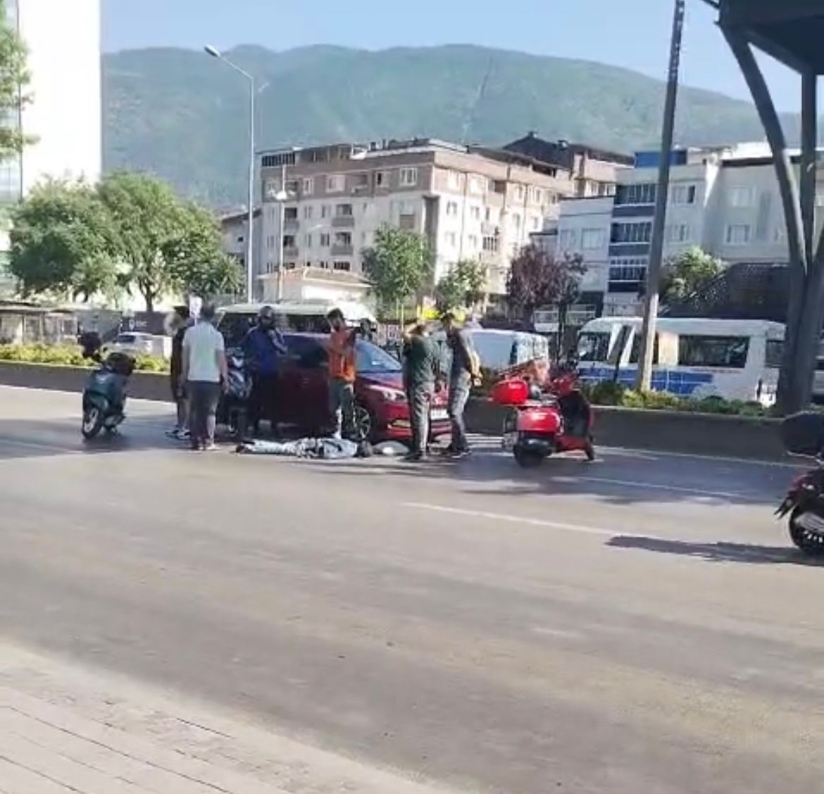 Bursa'da üst geçidi kullanmayarak karşıdan karşıya geçmeye çalışan kadına otomobil