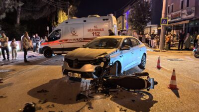 Bursa'nın İnegöl ilçesinde otomobil ile çarpışan motosikletin sürücüsü ağır yaralandı.
