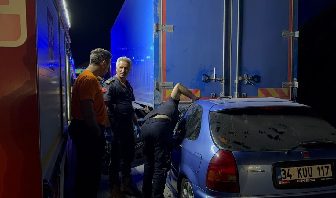 Bursa'nın Gemlik ilçesinde otobanda seyir halindeki kamyona arkadan çarpan otomobilde