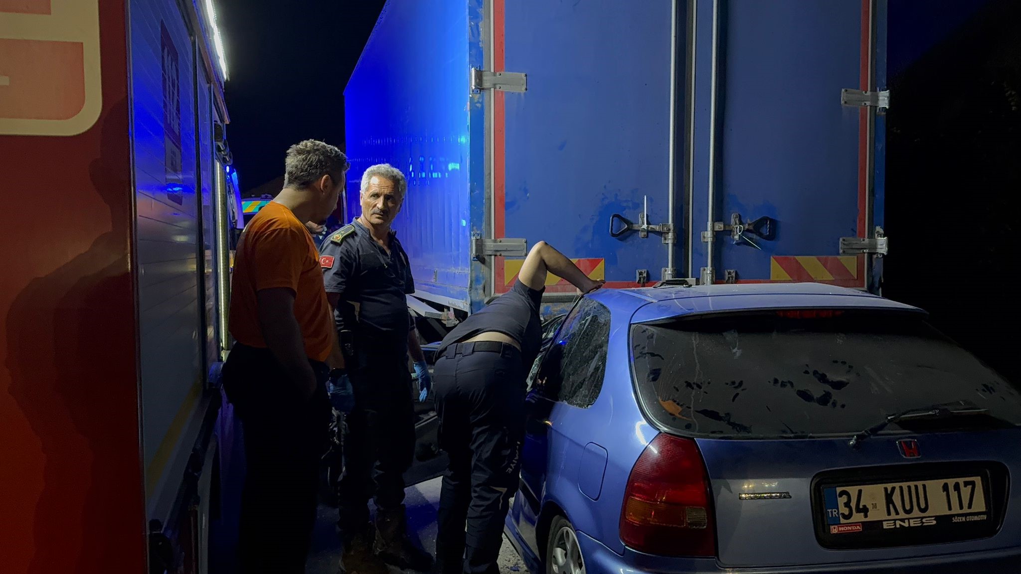 Bursa'nın Gemlik ilçesinde otobanda seyir halindeki kamyona arkadan çarpan otomobilde