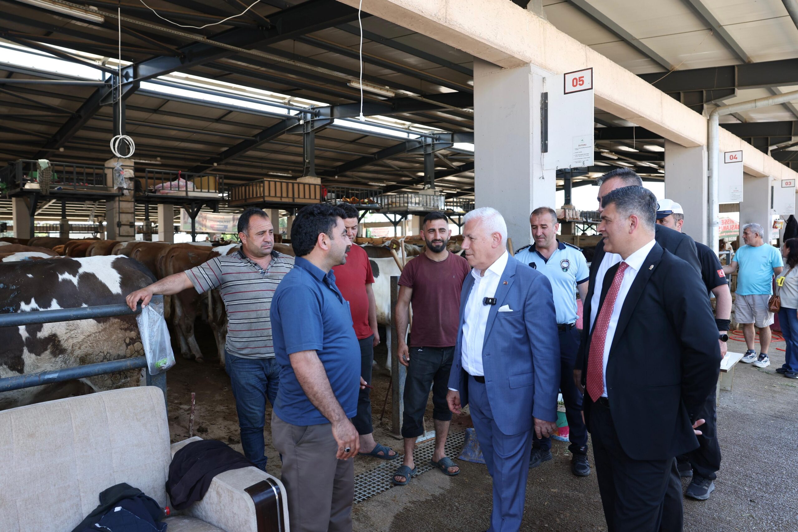 Bursa Büyükşehir Belediye Başkanı Mustafa Bozbey, Osmangazi Belediyesi Kurban Pazarı’nı