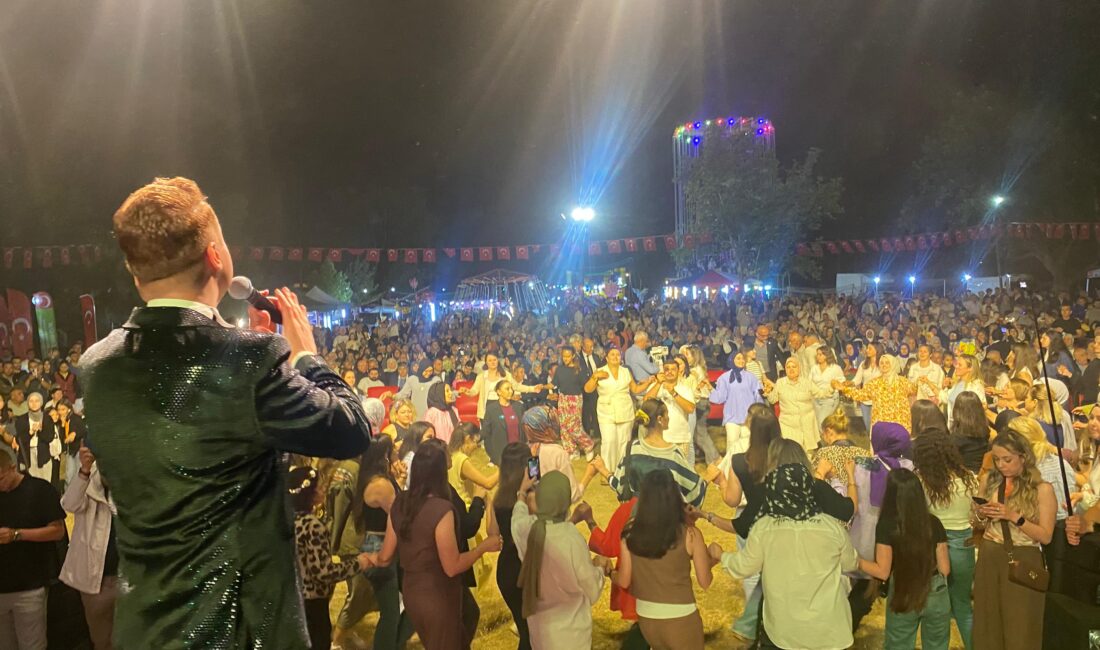 Bursa'nın Mustafakemalpaşa ilçesine bağlı Çaltılıbük Mahallesi, bayramda adeta karnaval havası