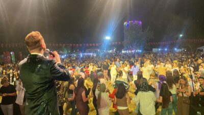 Bursa'nın Mustafakemalpaşa ilçesine bağlı Çaltılıbük Mahallesi, bayramda adeta karnaval havası