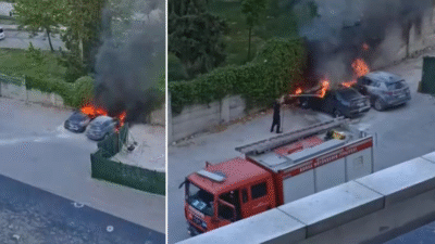 Bursa'nın Yıldırım ilçesinde park halindeki bir otomobil alev alev yandı.