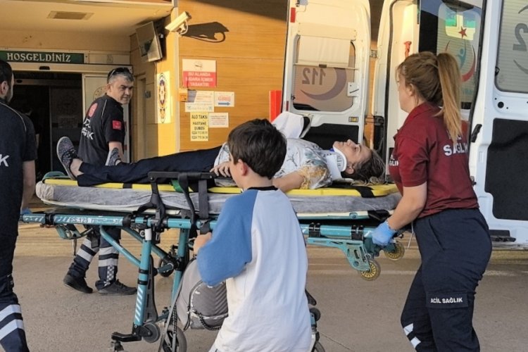 Bursa'nın İnegöl ilçesinde otomobilin çarptığı kadın ve 3 yaşındaki oğlu