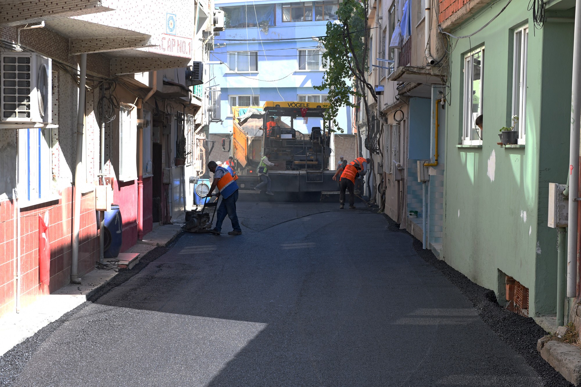 Osmangazi genelinde eskimiş ve bozuk yol bırakmamak için çalışmalarını sürdüren