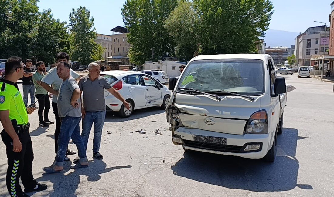 Bursa'nın İnegöl ilçesinde kamyonet ile çarpışan otomobilde 2'si çocuk 3