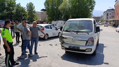 Bursa'nın İnegöl ilçesinde kamyonet ile çarpışan otomobilde 2'si çocuk 3