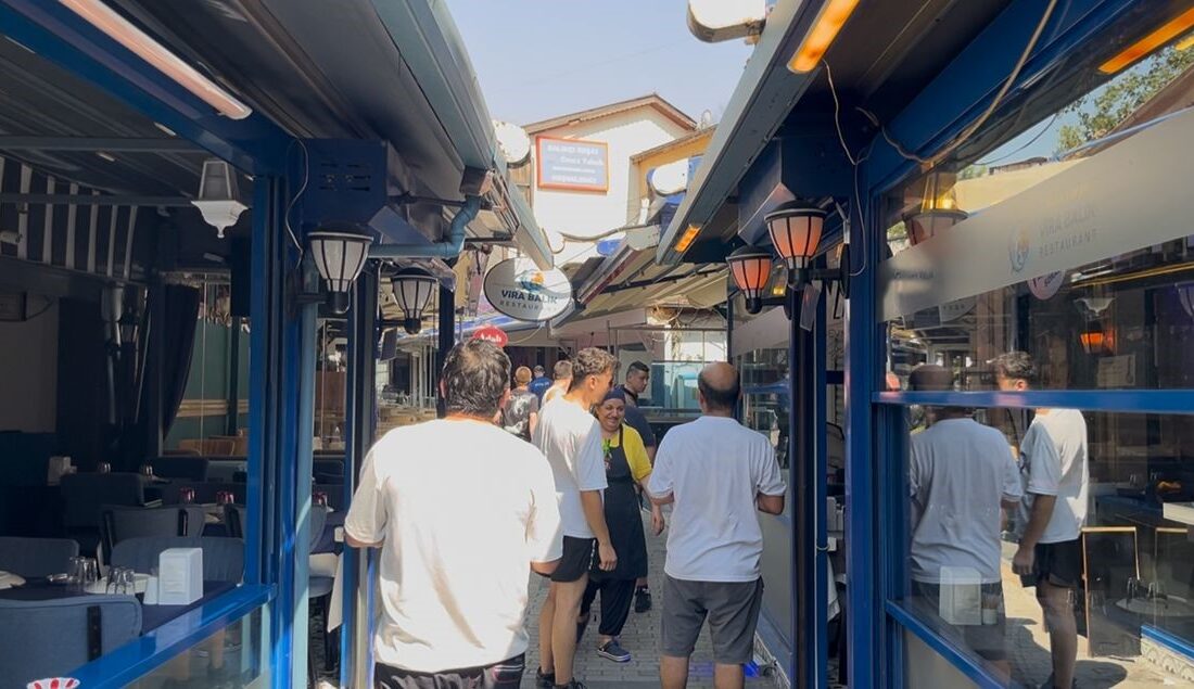 Bursa'nın eğlence hayatıyla ünlü Arap Şükrü Sokağı'nda, ruhsat ve evrak