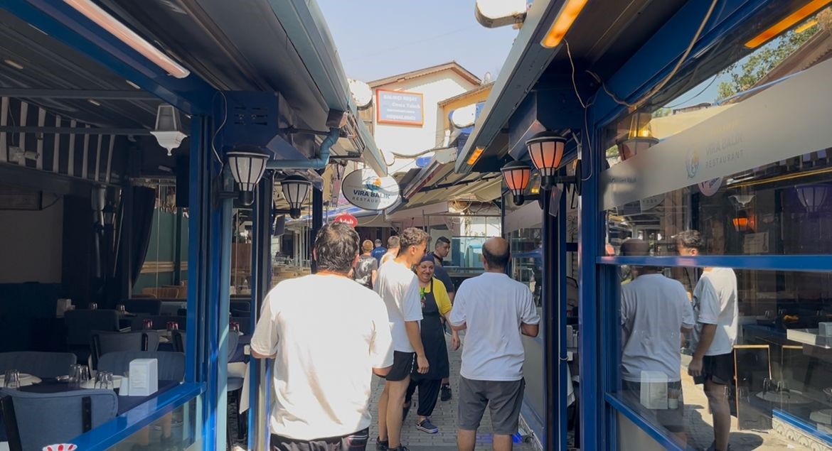 Bursa'nın eğlence hayatıyla ünlü Arap Şükrü Sokağı'nda, ruhsat ve evrak
