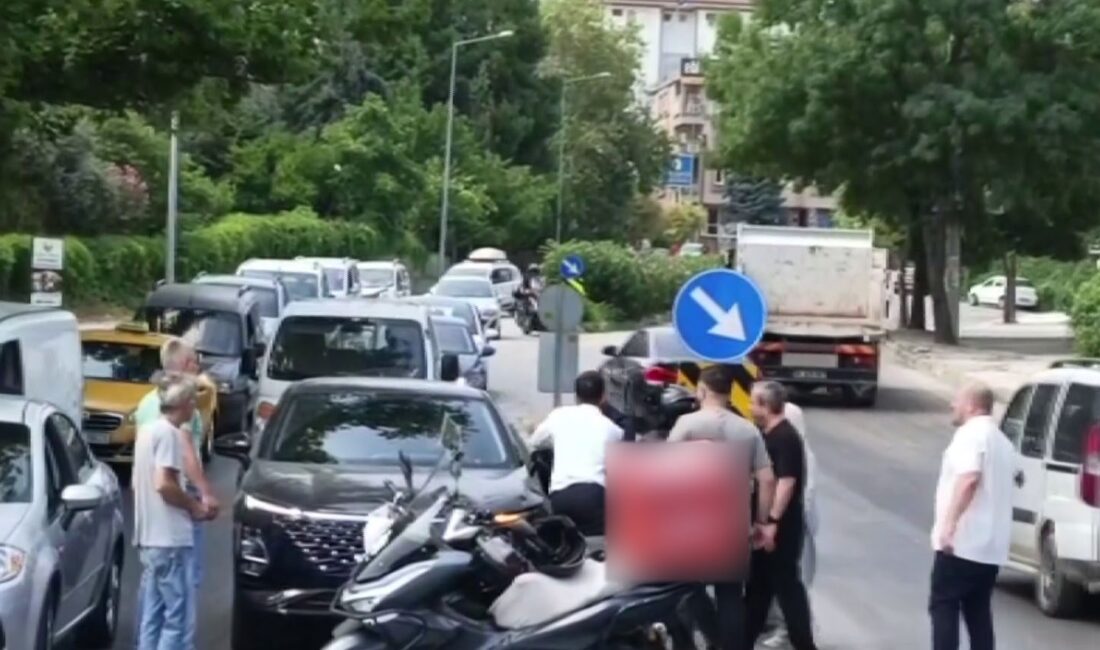Bursa'nın Osmangazi ilçesinde ‘yol verme' meselesi nedeniyle tartışan sürücülerin birbirini