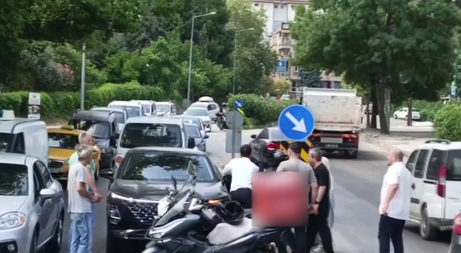 Bursa'nın Osmangazi ilçesinde ‘yol verme' meselesi nedeniyle tartışan sürücülerin birbirini