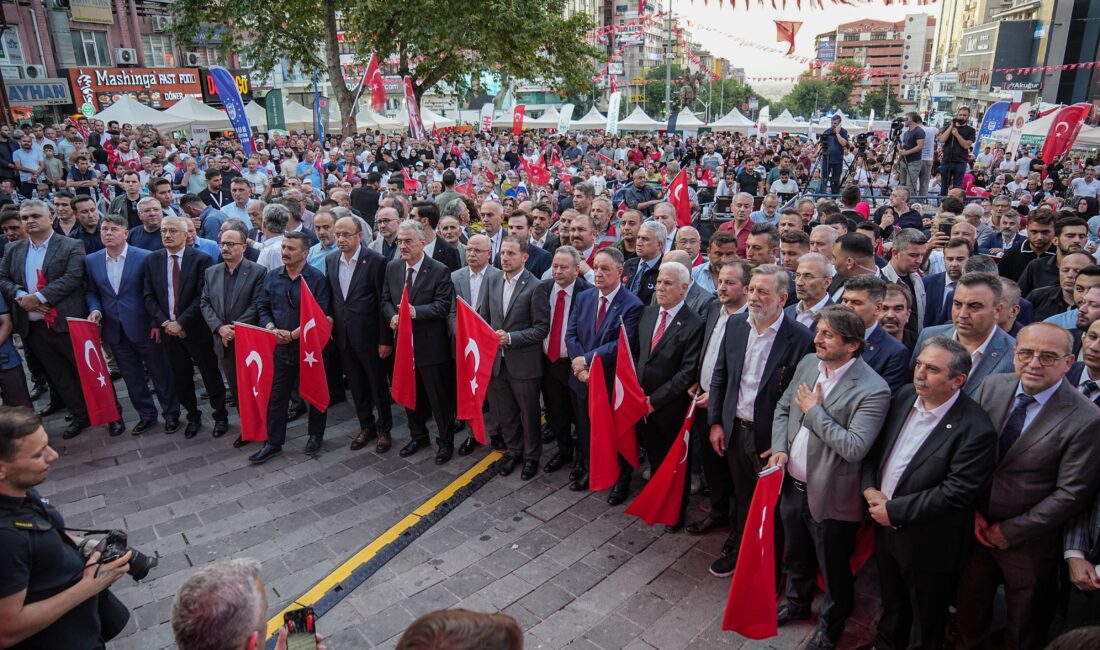 Bursa'da 15 Temmuz Demokrasi ve Milli Birlik Günü'nde şehitler anıldı.
