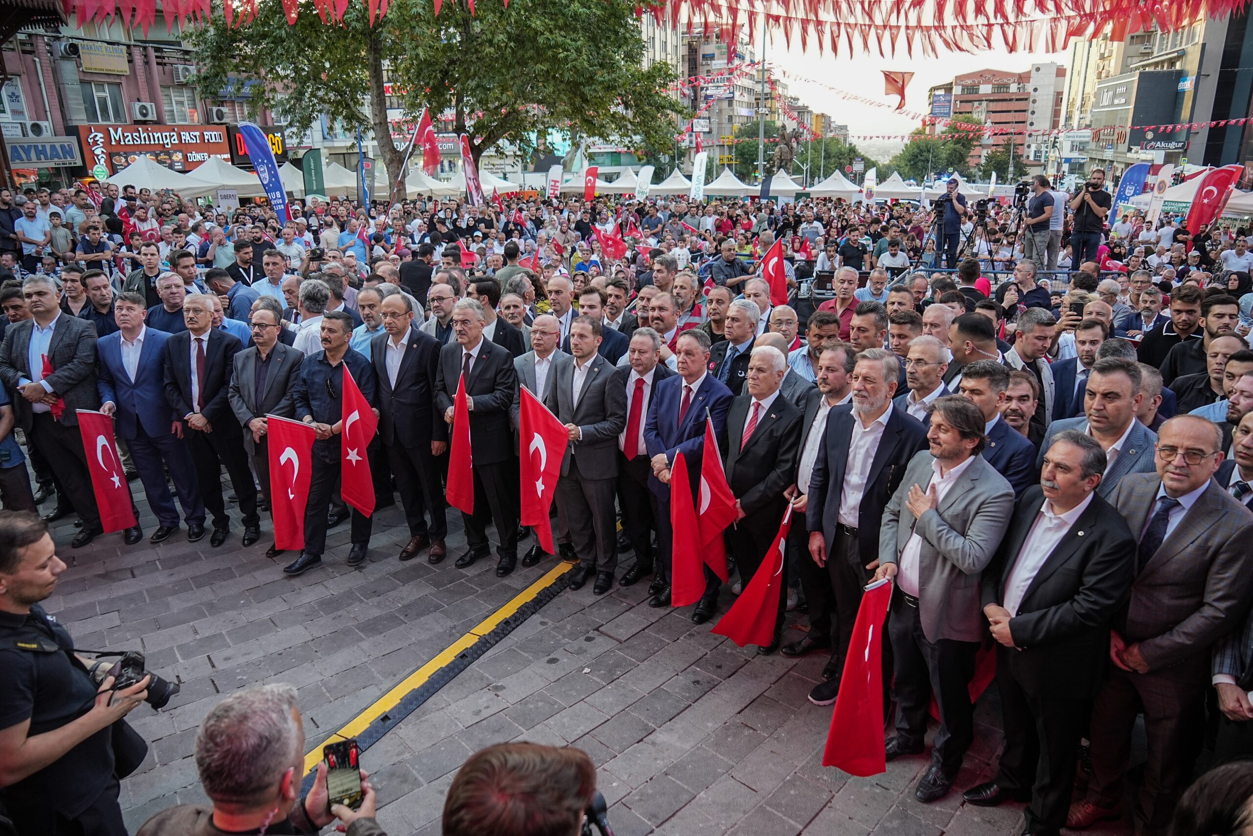 Bursa'da 15 Temmuz Demokrasi ve Milli Birlik Günü'nde şehitler anıldı.
