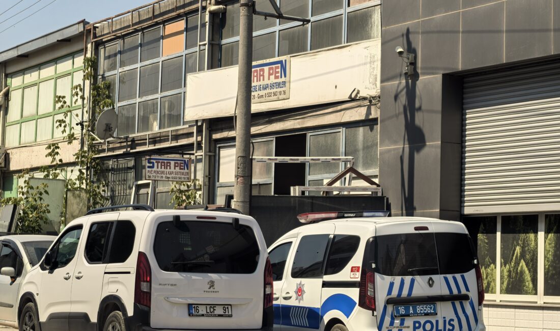 Bursa'nın İnegöl ilçesinde yapılan pencereyi beğenmeyen müşteri, iş yerine gelerek