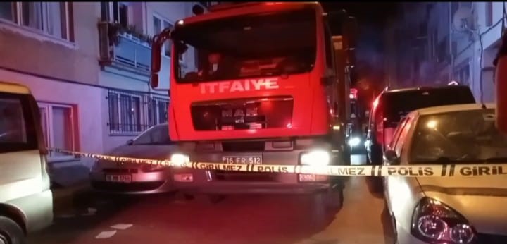 Bursa'da gece yarısı bir apartmandan yükselen dumanlar, mahalleliyi sokağa döktü.
