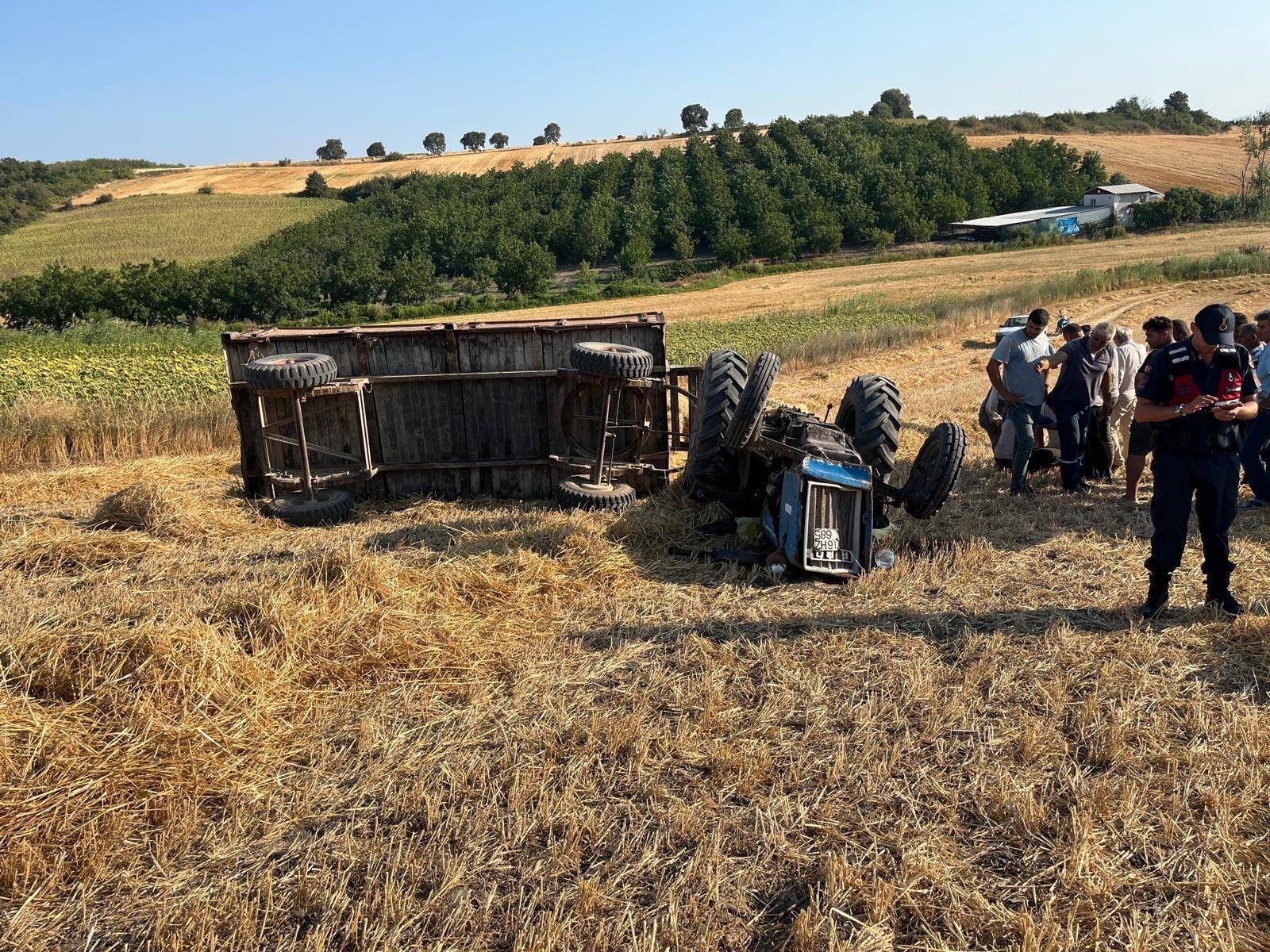 Mustafakemalpaşa Adaköy Mahallesi'nde devrilen traktörün altında kalan kişi, hayatını kaybetti.
