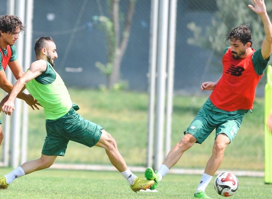 Yeni sezon hazırlıklarını sürdüren Bursaspor, sabah antrenmanında dayanıklılık çalışmaları ve