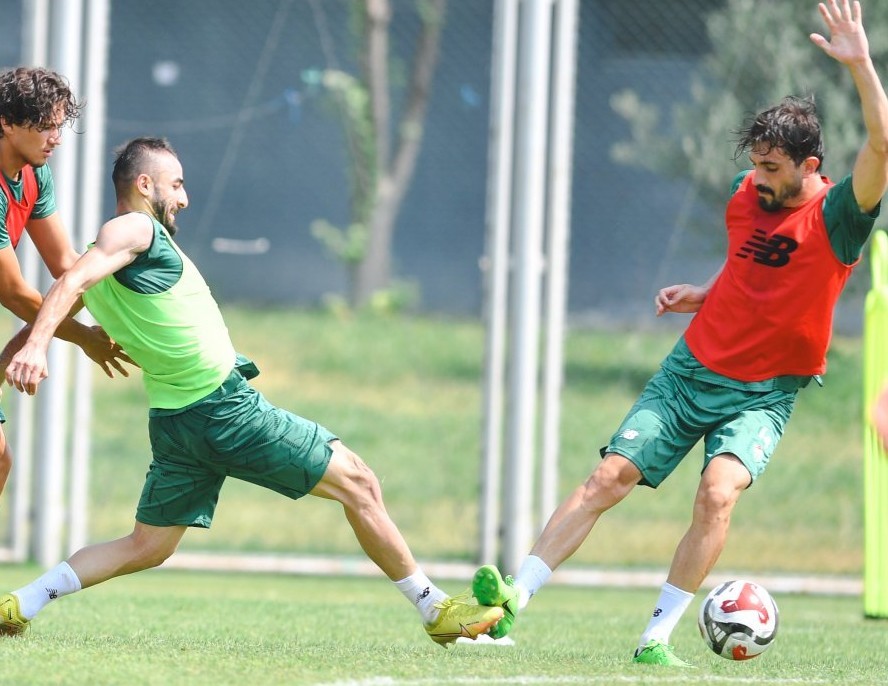 Yeni sezon hazırlıklarını sürdüren Bursaspor, sabah antrenmanında dayanıklılık çalışmaları ve