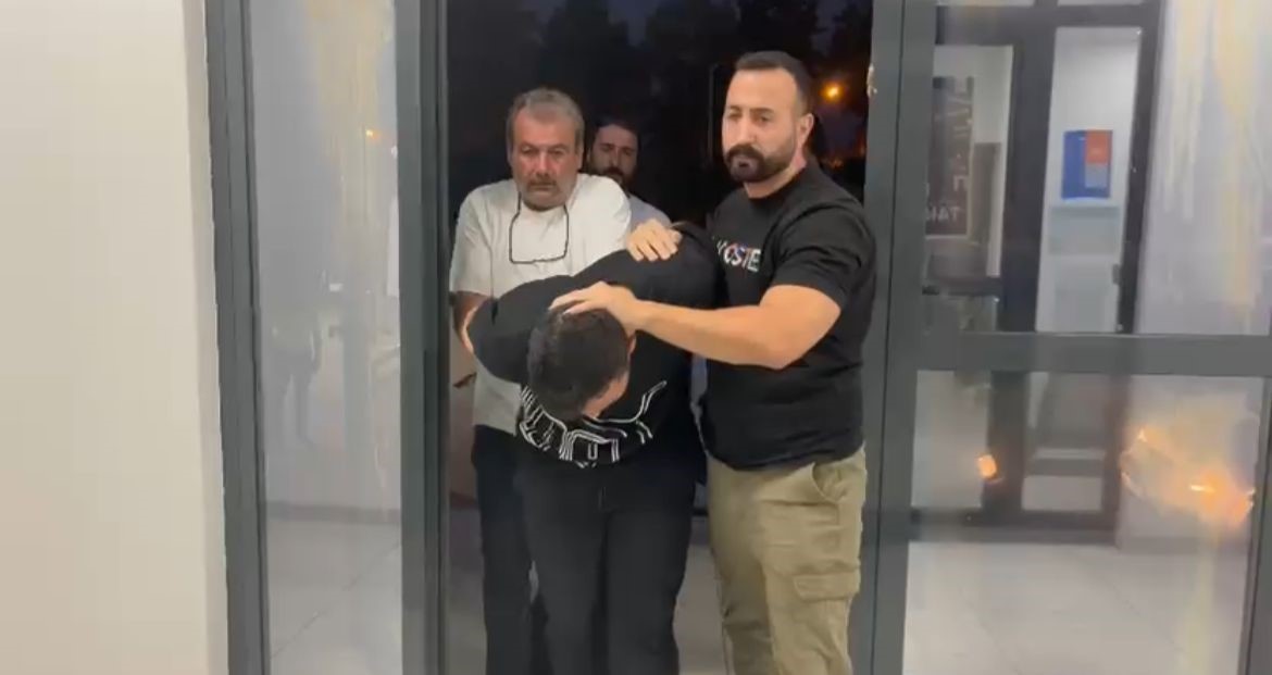 Bursa’nın Yenişehir ilçesinde cuma namazı çıkışında husumetlisini silahla vurmak isteyen