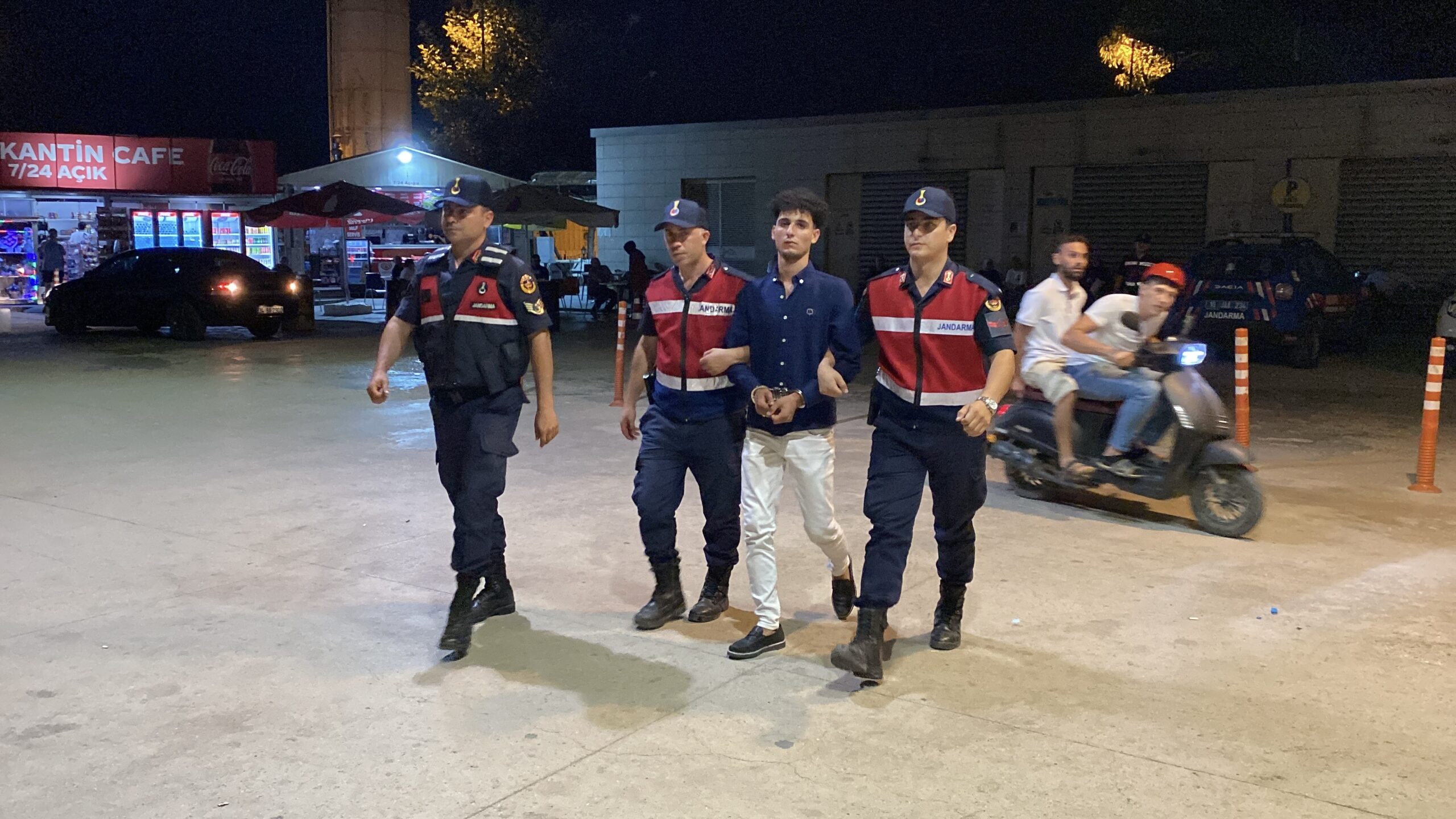 Bursa'nın İnegöl ilçesinde Jandarma komutanlığı ekipleri uyuşturucu hap satışı yapan