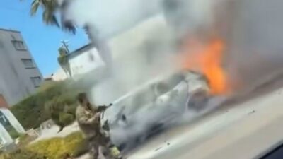 Bursa'da seyir halindeki araç motor kısmından arıza yapınca alev topuna