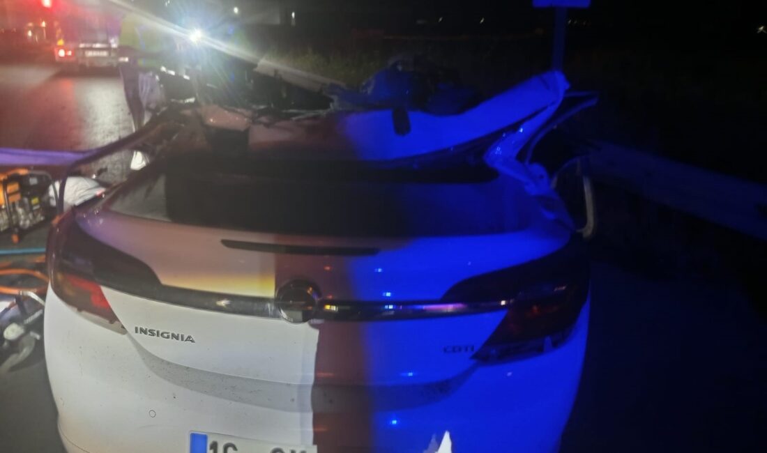 Bursa'da otomobilin tali yoldan ana yola çıkmak isteyen kamyonla çarpıştığı
