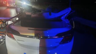 Bursa'da otomobilin tali yoldan ana yola çıkmak isteyen kamyonla çarpıştığı