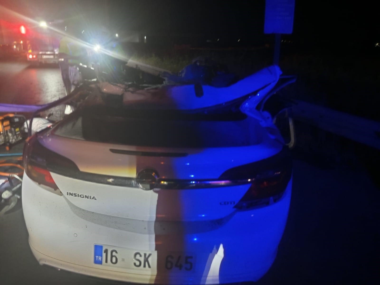 Bursa'da otomobilin tali yoldan ana yola çıkmak isteyen kamyonla çarpıştığı