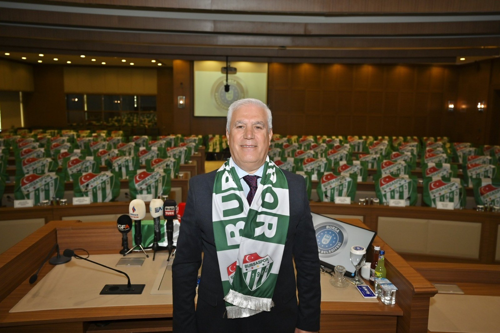 Sosyal medyada 'BursanınBozbeyiVar' etiketiyle gündem olan Bursaspor taraftarı, Bursa Büyükşehir