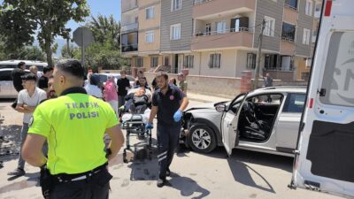 Bursa'nın İnegöl ilçesinde meydana gelen zincirleme kazada 3 araç çarpıştı;