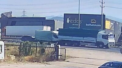 Bursa'nın İnegöl ilçesinde 3 aracın karıştığı zincirleme kazada 1 kişi