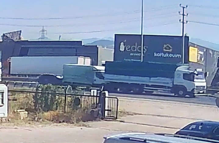 Bursa'nın İnegöl ilçesinde 3 aracın karıştığı zincirleme kazada 1 kişi