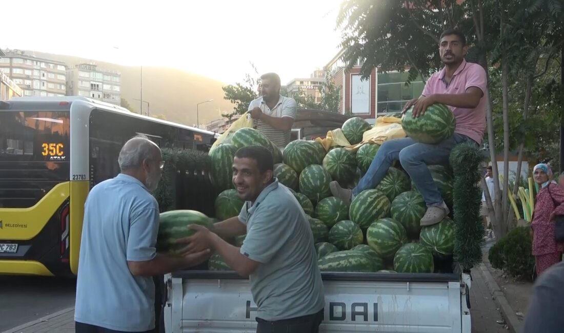 Bursa'da bir mağaza 4 kamyon karpuzu ücretsiz dağıttı. Yaklaşık 20