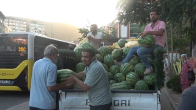 Bursa'da bir mağaza 4 kamyon karpuzu ücretsiz dağıttı. Yaklaşık 20