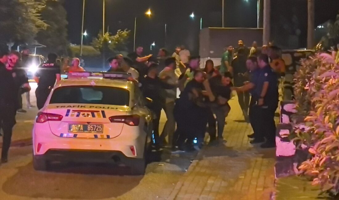 Bursa'da gençler arasındaki kavgaya aileler de karıştı. Yaşanan arbede kameraya