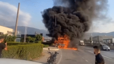 Bursa'nın Osmangazi ilçesinde seyir halindeyken motor kısmından dumanlar çıkan kamyonet,