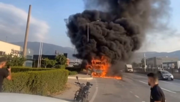 Bursa'nın Osmangazi ilçesinde seyir halindeyken motor kısmından dumanlar çıkan kamyonet,