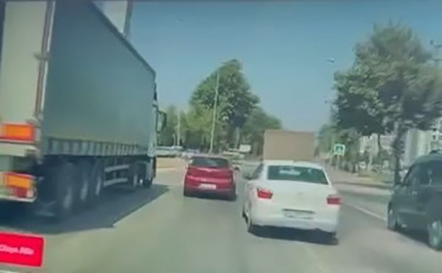 Bursa'da kör noktada kalan otomobil, tırın şerit değiştirmesi sonucu kullanılmaz