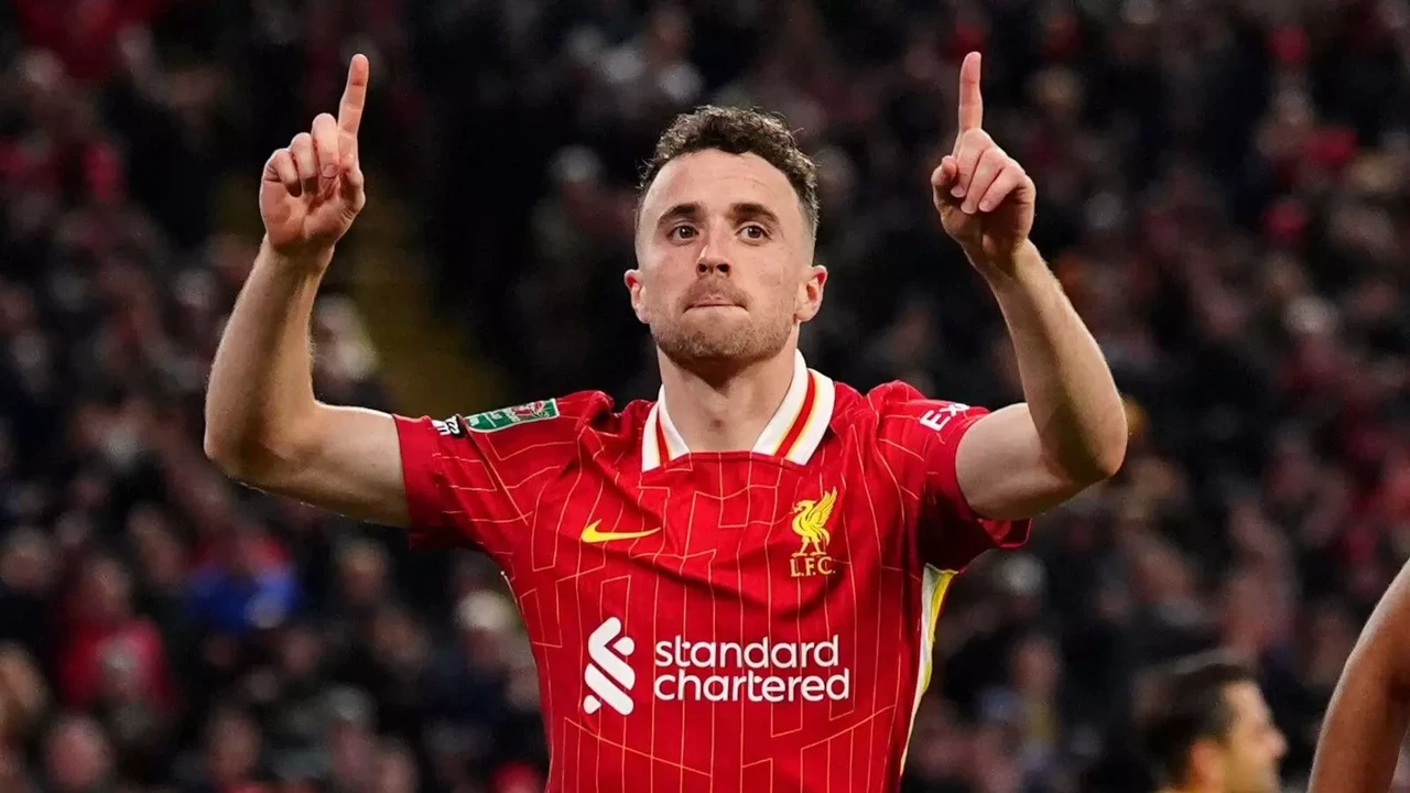 Liverpool futbolcusu Diogo Jota (28), geçirdiği trafik kazası sonrası araçta