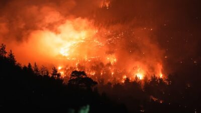 Bursa-Balıkesir sınırında çıkan orman yangınına müdahale sürüyor. İki mahalle tahliye