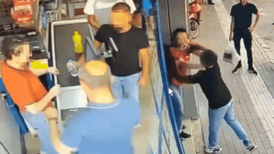 Bursa'nın Mustafakemalpaşa ilçesindeki BİM markette tartıştığı kasiyer kadına yumruk atan