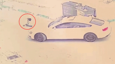 Bursa'nın İnegöl ilçesinde scooter kullanan çocuğa çarpan otomobil, üzerinden geçti