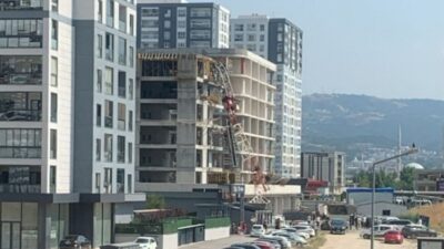 Bursa’da bir inşaat sahasında şantiye alanında çalışan yüksek tonajlı vinç,