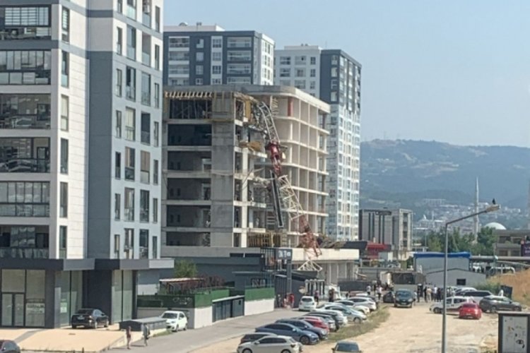 Bursa’da bir inşaat sahasında şantiye alanında çalışan yüksek tonajlı vinç,
