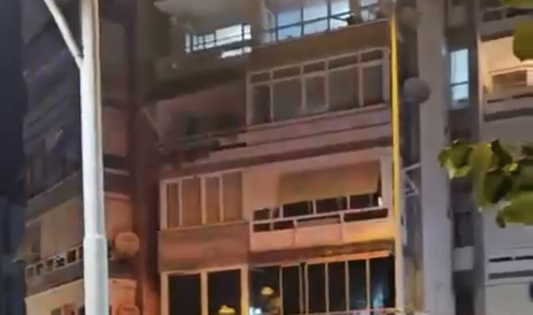 Bursa’nın Gemlik ilçesinde bir sitedeki binada çıkan yangın, itfaiye ekiplerinin